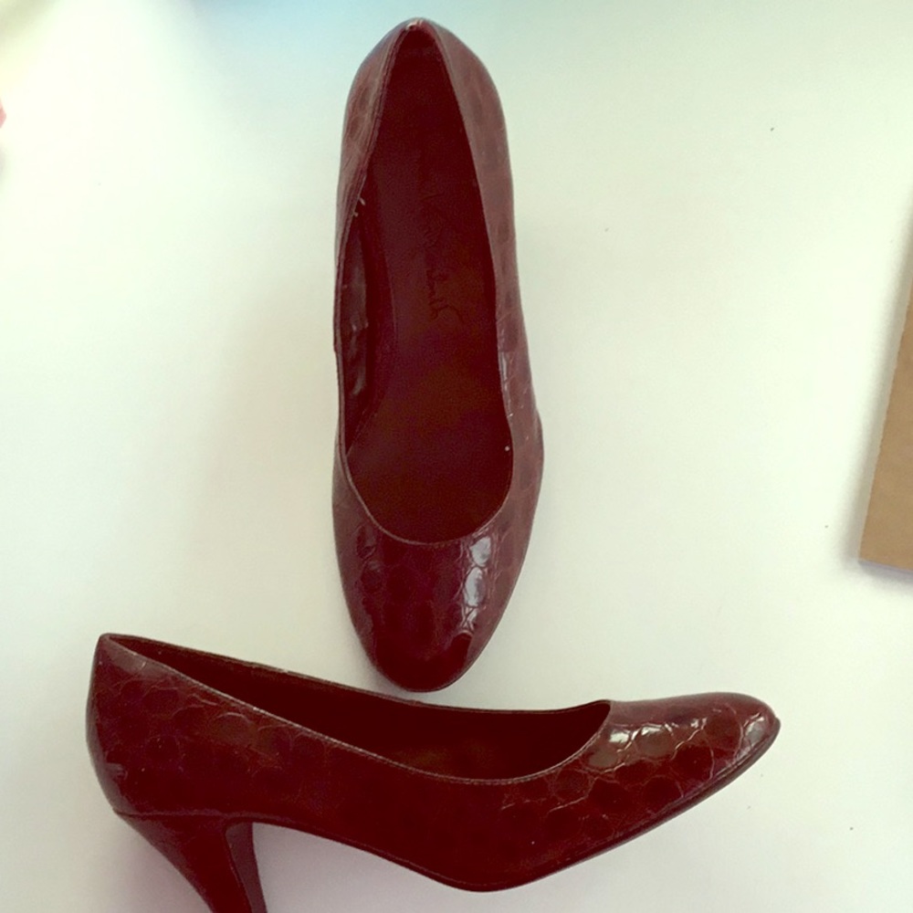 Alligator textured vegan pumps in wine or burgundy